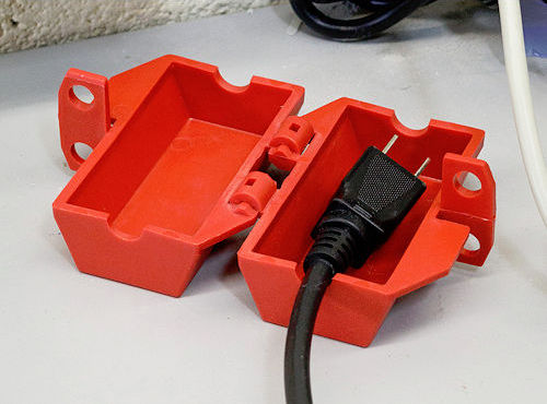 Netzstecker in einer Lockout-Absperrung