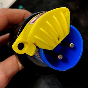 LockCap auf einem CEE-Stecker